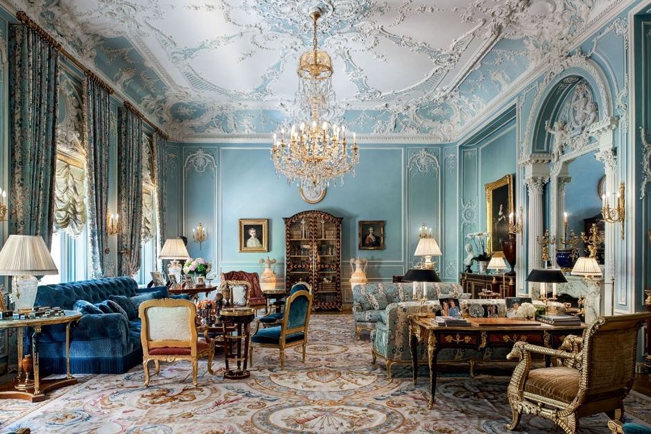 Fabulous Rococo style living room design with soft blue color